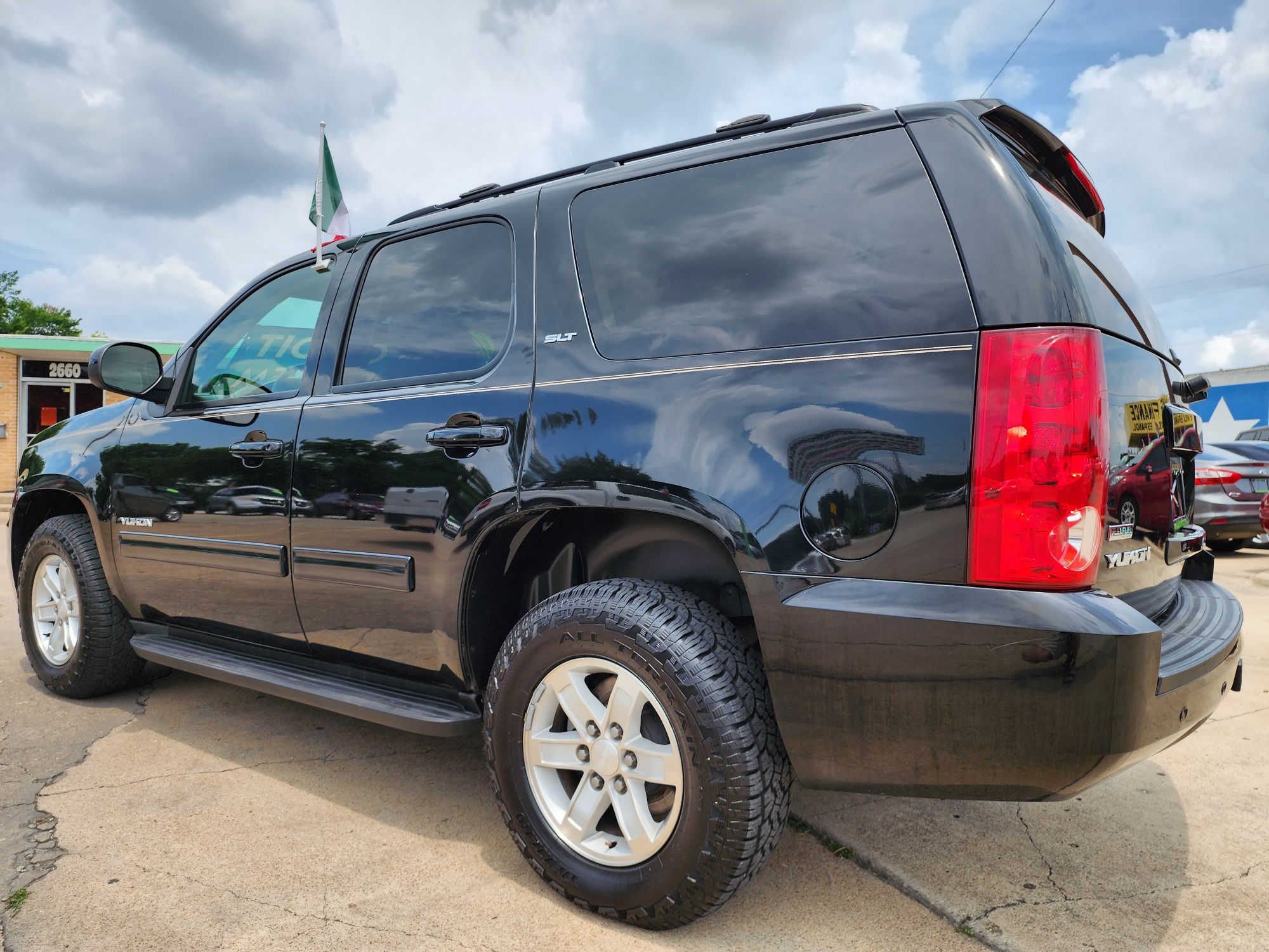 2012 BLACK /BEIGE LEATHER GMC Yukon SLT (1GKS1CE04CR) with an V8 engine, AUTO transmission, located at 2660 S.Garland Avenue, Garland, TX, 75041, (469) 298-3118, 32.885387, -96.656776 - Photo #5